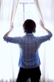 kobieta okna firanki